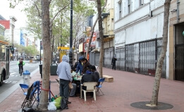 People play chess in the early evening along Market St in the Tenderloin neighbourhood, near the intersection with Turk and Mason Streets. San Francisco, California, USA.