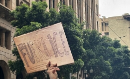 Protestor holding a sign that says "Fuera ICE"